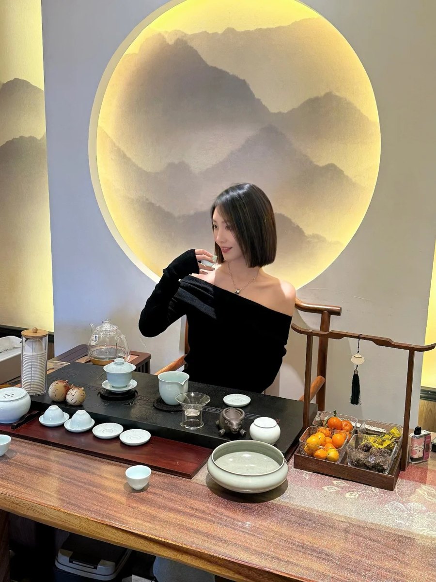 分杯摆放的品饮茶桌